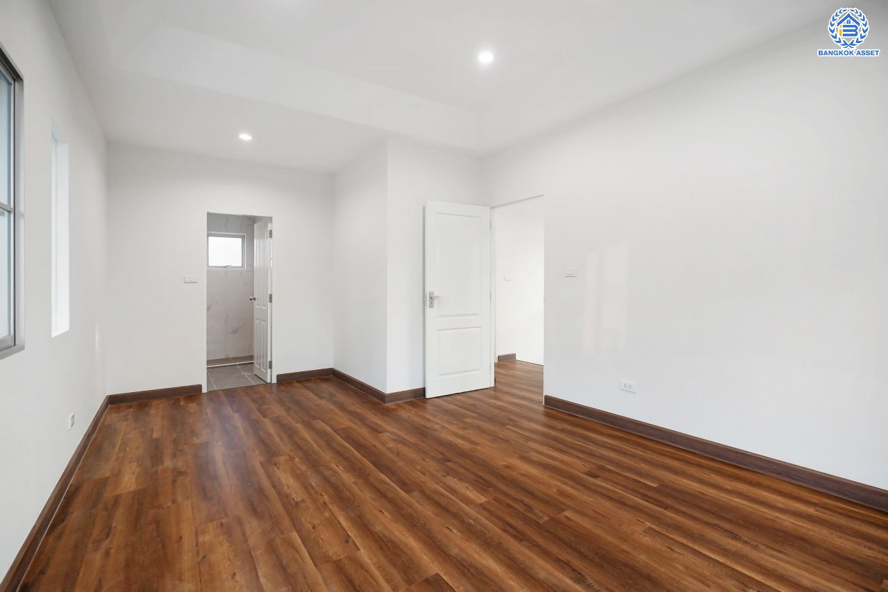 บ้านมือสองตกแต่งใหม่ โครงการ พฤกษ์ลดา ติวานนท์-ราชพฤกษ์ แบรนด์ L&H เนื้อที่ 55.50 ตร.ว. ฟังก์ชัน 3 ห้องนอน 3 ห้องน้ำ จอดรถได้ 2 คัน บนทำเลติดใหญ่ ถนน 345 ต่อเนื่อง ถ.ราชพฤกษ์ เชื่อมต่อหลายเส้นทาง ใกล้ทางด่วน "ศรีสมาน"